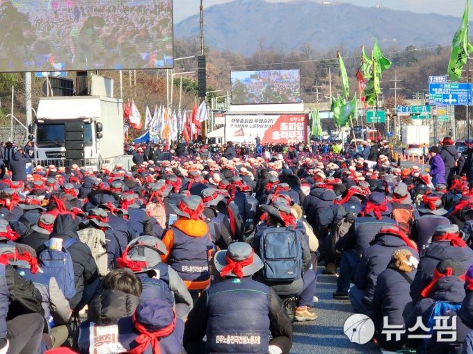 [의왕=뉴스핌] 박승봉 기자 = 전국민주노동조합총연맹(민주노총)은 공공운수노조 화물연대본부의 총파업에 대한 지지와 연대를 위해 수도권 물류 거점인 경기 의왕ICD(의왕내륙컨테이너기지)에서 6일 총파업·총력투쟁에 돌입했다. 2022.12.06 1141world@newspim.com