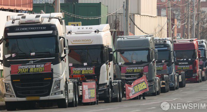 [서울=뉴스핌] 황준선 기자 = 공공운수노조 화물연대가 총파업을 철회한 9일 오후 경기도 의왕시 내륙컨테이너기지(ICD)앞 도로에 주차된 화물차에서 한 화물연대 조합원이 총파업 선전 현수막을 철거하고 있다. 2022.12.09 hwang@newspim.com