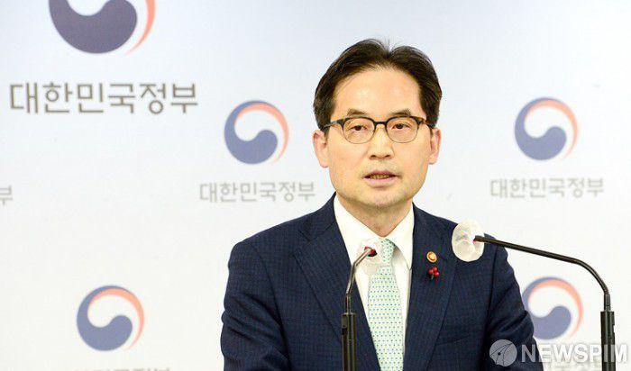 한기정 공정거래위원장이 2일 화물연대 현장조사 방해행위 관련 브리핑을 하고 있다. [사진=공정거래위원회] 2022.12.05 dream78@newspim.com