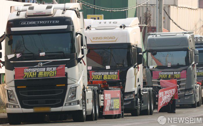 [서울=뉴스핌] 황준선 기자 = 공공운수노조 화물연대가 총파업을 철회한 9일 오후 경기도 의왕시 내륙컨테이너기지(ICD)앞 도로에 주차된 화물차에서 한 화물연대 조합원이 총파업 선전 현수막을 철거하고 있다. 2022.12.09 hwang@newspim.com
