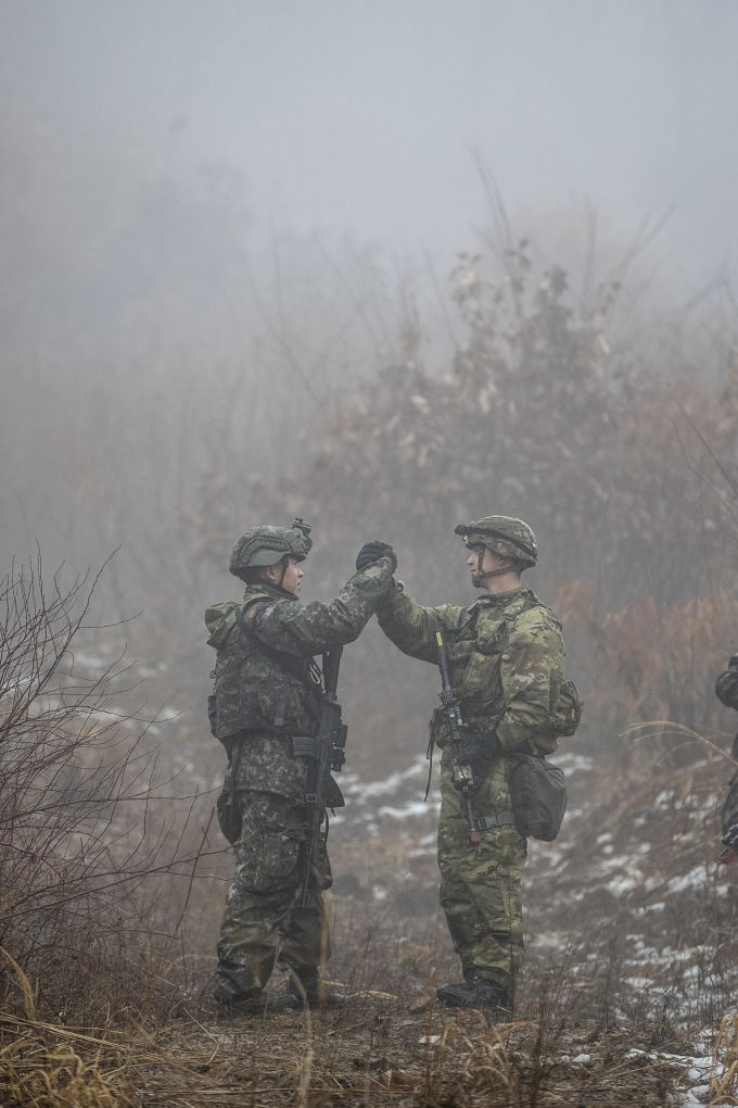 한국 육군의 아미타이거 시범여단과 주한 미2사단의 스트라이커전투여단 한미 장병들이 13일 경기도 파주 무건리훈련장에서 실전적인 연합훈련을 실시했다. 한미 장병들이 목표 확보 후 뜨거운 악수를 하고 있다. [사진=육군]
