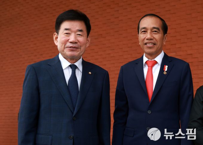 [자카르타=뉴스핌] 고홍주 기자 = 대한민국과 인도네시아의 수교 50주년을 맞아 인도네시아를 방문 중인 김진표 국회의장이 조코위도도 인도네시아 대통령과 지난 18일 면담했다. 2023.01.19 adelante@newspim.com [사진=국회의장실 제공]