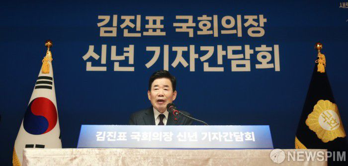 [서울=뉴스핌] 이형석 기자 = 김진표 국회의장이 11일 서울 여의도 국회 사랑재에서 열린 신년 기자간담회에서 취재진의 질문에 답하고 있다. 2023.01.11 leehs@newspim.com