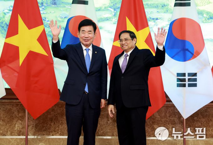 [하노이=뉴스핌] 고홍주 기자 = 베트남을 방문한 김진표 국회의장이 지난 17일 하노이 총리실에서 팜 밍 찡 베트남 총리를 만나 회담을 나눴다.  2023.01.18 adelante@newspim.com [사진=국회의장실 제공]