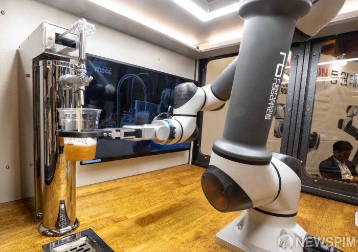 [서울=뉴스핌] 윤창빈 기자 = 15일 서울 강남구 코엑스에서 열린 2022 서울바앤스피릿쇼에서 로봇이 맥주를 따르고 있다. 이번 서울바쇼에서는 157개의 주류 관련 브랜드가 참여했다. 2022.09.15 pangbin@newspim.com