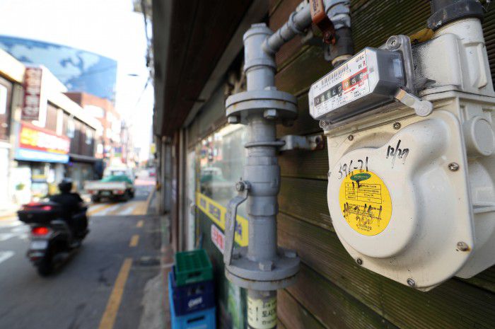 [서울=뉴스핌] 정일구 기자 = 정부가 난방비 부담 완화를 위해 겨울철 난방용 가스에 붙는 관세를 한시적으로 0%까지 내린다. 기획재정부는 28일 할당관세 확대 시행 방안을 발표했다. 기재부는 난방용 액화천연가스(LNG)와 액화석유가스(LPG)에 대해 내년 3월 말까지 할당관세 0%를 적용할 방침이다. 사진은 28일 서울 시내 주택가 도시가스 계량기 모습. 2022.10.28 mironj19@newspim.com