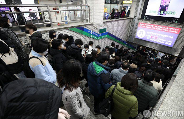 [서울=뉴스핌] 정일구 기자 = 서울 지하철을 운영하는 서울교통공사 노동조합이 총파업에 돌입한 30일 오전 서울 구로구 신도림역에서 시민들이 출근길 발걸음을 재촉하고 있다. 서울교통공사 노조는 전날 임금·단체협약 협상 결렬에 따라 이날 주간 근무가 시작되는 오전 6시 30분부터 파업에 돌입했다. 2022.11.30 mironj19@newspim.com