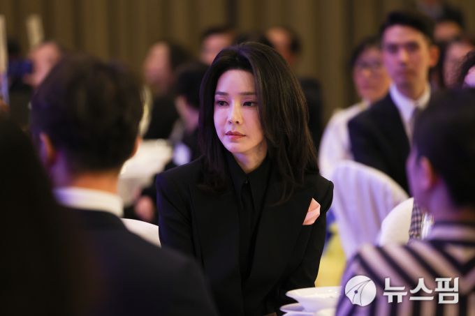 [서울=뉴스핌] 김태훈 기자 = 윤석열 대통령 부인 김건희 여사가 17일(현지시간) 스위스 동포 초청 만찬 간담회에 참석했다. [사진=대통령실] 2023.01.19 taehun02@newspim.com