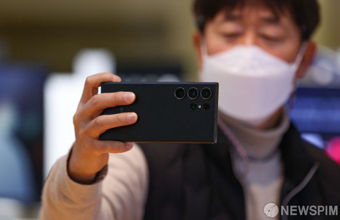 [서울=뉴스핌] 황준선 기자 = 삼성전자가 미국 샌프란시스코에서 '갤럭시 언팩 2023'을 열고 새로운 스마트폰인 '갤럭시 S23' 시리즈를 공개한 2일 오후 서울 서초구 삼성 딜라이트샵에 갤럭시 S23 시리즈가 전시돼 있다. 갤럭시 S23은 스마트폰 사상 처음으로 2억 화소 카메라를 장착하는 등 카메라 성능이 대폭 강화된 것이 특징으로, 이달 17일에 한국을 포함한 전세계 시장에 순차 출시된다. 2023.02.02 hwang@newspim.com