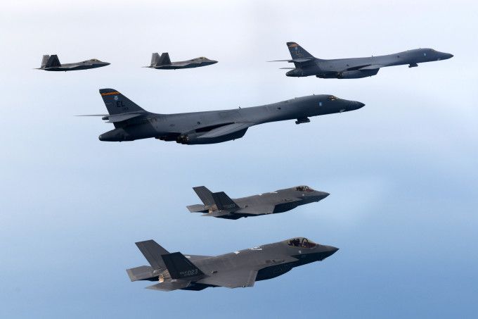 한미 공군이 1일 서해 상공에서 한측 F-35A 스텔스 전투기와 미측 B-1B 전략폭격기, F-22·F-35B 스텔스 전투기가 참여한 가운데 한미 연합공중 훈련을 실시하고 있다. [사진=국방부]