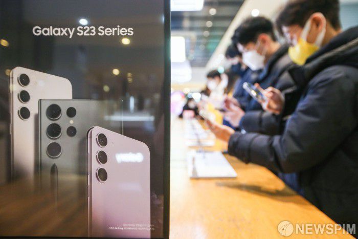 [서울=뉴스핌] 김보나 인턴기자 = 삼성전자가 새로운 스마트폰 갤럭시S23 시리즈를 공개한  2일 오후 서울 서초구 삼성전자 딜라이트샵에서 신제품이 전시돼 있다. '갤럭시S23'은 스마트폰 사상 처음으로 2억 화소 카메라를 탑재하는 등 카메라 성능이 대폭 강화된 제품으로, 오는 17일부터 한국을 포함한 전 세계 시장에 차례로 출시된다. 2023.02.02 anob24@newspim.com
