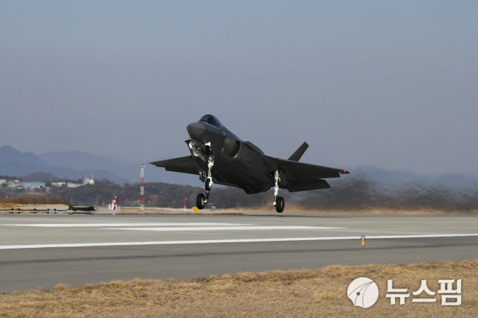 한국 공군 스텔스 전투기 F-35A '프리덤 나이트(Freedom Knight)'가 2월 3일(금) 오후, 韓美 연합공중훈련 참가를 위해 청주기지 활주로를 박차고 힘차게 이륙하고 있다. [사진제공=공군]