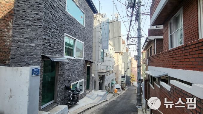 [서울=뉴스핌] 신정인 기자 = 노량진 골목에 고시원과 원룸이 즐비해있다. 2023.02.03 allpass@newspim.com