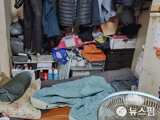 [서울=뉴스핌] 조민교 기자 = 동사동 쪽방촌 서동권 씨가 거주하는 방의 모습. 바닥에는 냉기가 돌고 있다. 2023.02.03 whalsry94@newspim.com