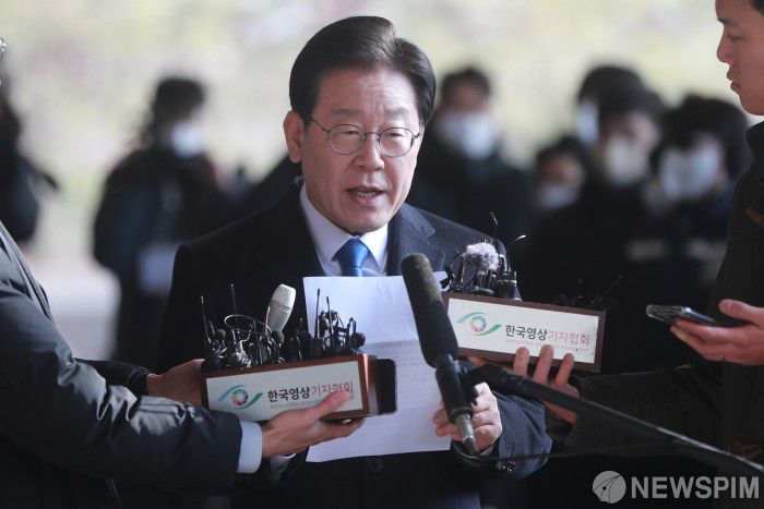 [서울=뉴스핌] 이형석 기자 = 이재명 더불어민주당 대표가 28일 서울 서초구 서울중앙지검에 피의자 신분으로 출석하며 발언을 하고 있다. 이 대표는 대장동 및 위례신도시 개발 사업 특혜 의혹과 관련해 배임 혐의를 받고 있다. 2023.01.28 leehs@newspim.com