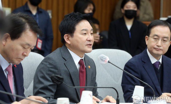 [서울=뉴스핌] 최승주 인턴기자 = 원희룡 국토교통부 장관이 6일 오전 서울 여의도 국회에서 열린 화물 운송사업 정상화 방안 당·정협의회에서 발언하고 있다. 2023.02.06 seungjoochoi@newspim.com