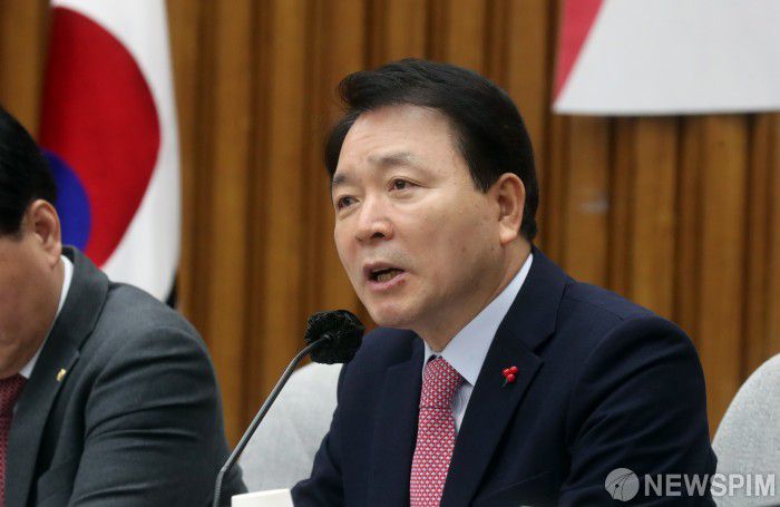 [서울=뉴스핌] 최승주 인턴기자 = 성일종 국민의힘 정책위의장이 6일 오전 서울 여의도 국회에서 열린 화물 운송사업 정상화 방안 당·정협의회에서 발언하고 있다. 2023.02.06 seungjoochoi@newspim.com