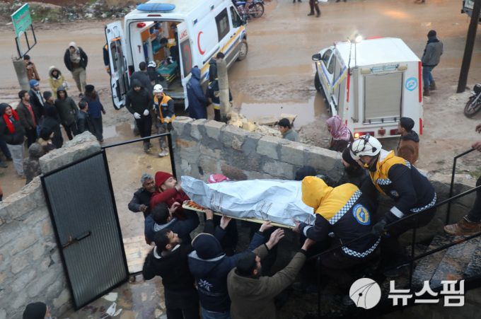 [앗자즈 로이터=뉴스핌] 최원진 기자= 시리아 북서부의 알레포시 인근의 반군 장악 소도시 앗자즈에서 구조대원들이 지진으로 숨진 시신을 운구하고 있다. 현지시간으로 6일 오전 4시 17분(한국시간 10시 17분), 튀르키예 남동부에서 발생한 규모 7.8 강진에 이웃국 시리아에서도 다수의 사상자가 발생했다. 2023.02.06 wonjc6@newspim.com