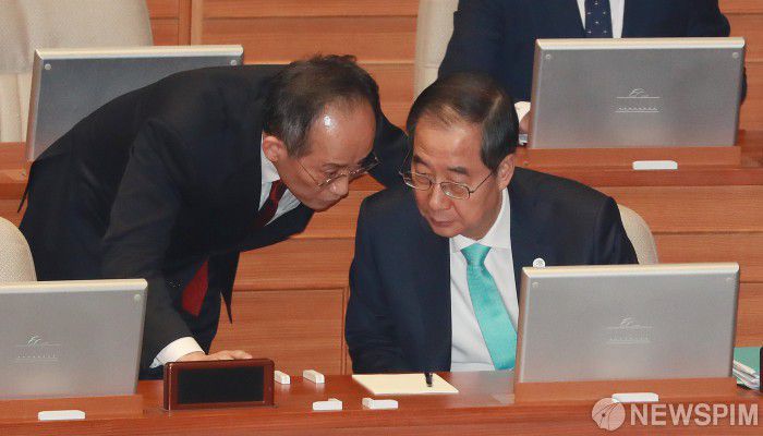 [서울=뉴스핌] 이형석 기자 = 한덕수 국무총리(오른쪽)와 추경호 부총리 겸 기획재정부 장관이 7일 오후 서울 여의도 국회에서 열린 본회의에서 대화를 나누고 있다. 2023.02.07 leehs@newspim.com