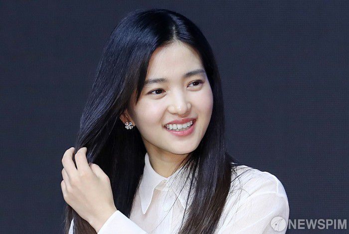 [서울=뉴스핌] 정일구 기자 = 배우 김태리가 23일 오전 서울 영등포구 콘래드 서울에서 열린 영화 '외계+인' 1부 제작보고회에서 머리를 넘기고 있다. '외계+인' 1부는 고려 말 소문 속의 신검을 차지하려는 도사들과 2022년 인간의 몸속에 수감된 외계인 죄수를 쫓는 이들 사이에 시간의 문이 열리며 펼쳐지는 이야기를 그린 영화다. 오는 7월 20일 개봉 예정. 2022.06.23 mironj19@newspim.com