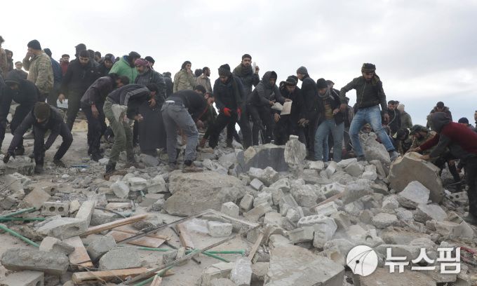 강진 피해를 입은 시리아 북부 진디레스 지역 주민들이 맨손으로 무너진 건물 잔해를 치우며 생존자를 찾고 있다. [사진 로이터=뉴스핌] 2023.02.08 kckim100@newspim.com