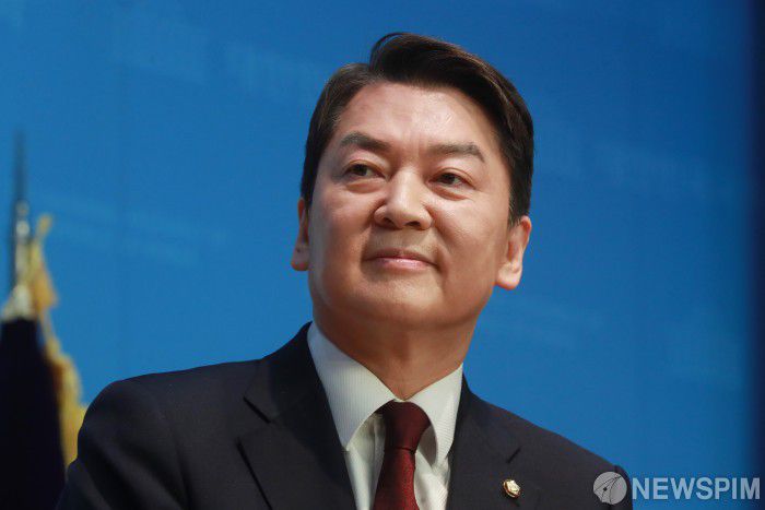 [서울=뉴스핌] 이형석 기자 = 당대표에 도전하는 안철수 국민의힘 의원이 3일 오전 서울 여의도 국회 소통관에서 전당대회 관련 기자회견을 마치고 퇴장하고 있다. 2023.02.03 leehs@newspim.com