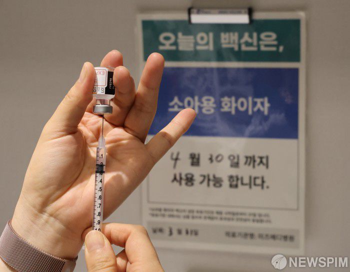 [서울=뉴스핌] 사진공동취재단 = 만 5∼11세 소아·아동에 대한 화이자 코로나19 백신 접종을 시작한 31일 서울 강서구 미즈메디 병원 소아청소년과에서 의료진이 백신 접종 준비를 하고 있다. 2022.03.31 photo@newspim.com