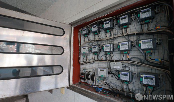 [서울=뉴스핌] 최상수 기자 = 한국전력공사가 올해 4분기 부터 적용되는 전기요금을 8년만에 인상하기로 결정한 23일 오후 서울의 한 다세대주택의 전력계량기가 돌아가고 있다. 2021.09.23 kilroy023@newspim.com