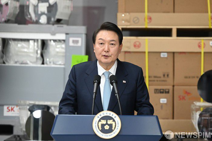 [서울=뉴스핌] 윤석열 대통령이 지난 1일 경북 구미시 SK실트론에서 열린 반도체 웨이퍼 증설 투자 협약식에서 격려사를 하고 있다. [사진=대통령실] 2023.02.01 photo@newspim.com
