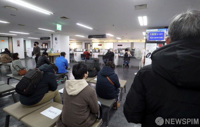 [서울=뉴스핌] 최승주 인턴기자 = 15일 오후 서울 마포구 서울서부고용복지플러스센터에 구직상담과 실업급여신청을 위해 시민들이 방문하고 있다. 2023.02.15 seungjoochoi@newspim.com