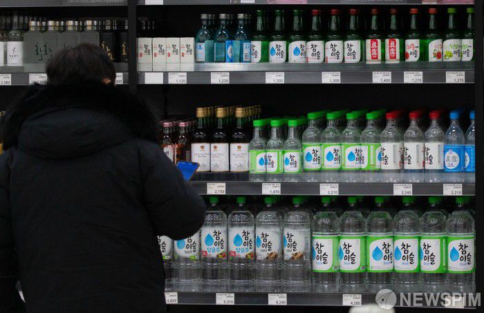[서울=뉴스핌] 윤창빈 = 서민들의 술 소주와 맥주 가격이 들썩이고 있다. 21일 서울 시내의 대형마트 주류코너의 모습. 2022.02.21 pangbin@newspim.com
