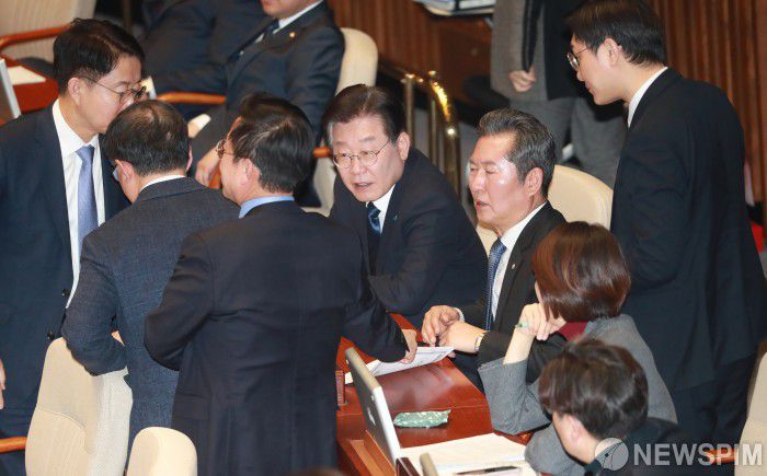 [서울=뉴스핌] 이형석 기자 = 이재명 더불어민주당 대표가 27일 오후 서울 여의도 국회에서 열린 본회의에서 동료 의원들과 대화를 나누고 있다. 2023.02.27 leehs@newspim.com