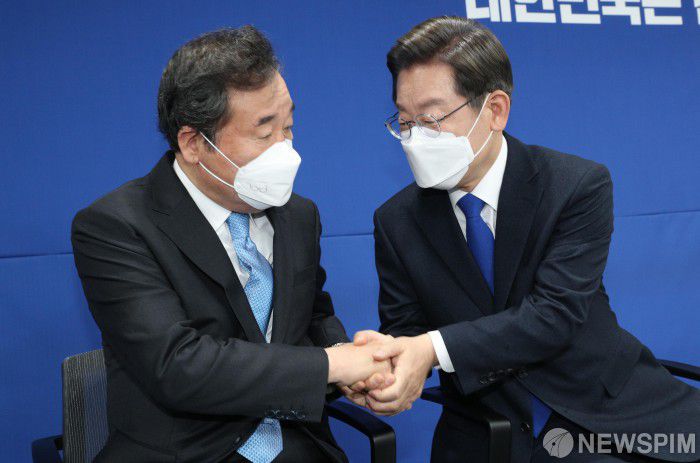 [서울=뉴스핌] 이형석 기자 = 이재명 더불어민주당 대선 후보(오른쪽)가 10일 오후 서울 여의도 중앙당사에서 선대위 해단식에서 이낙연 총괄선대위원장과 악수 하고 있다. 2022.03.10 leehs@newspim.com