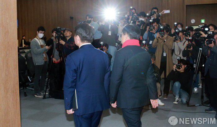 [서울=뉴스핌] 이형석 기자 = 안철수(왼쪽)·황교안 국민의힘 당대표 후보가 7일 오후 서울 여의도 국회 소통관에서 열린 공동 기자회견에 참석하고 있다. 2023.03.07 leehs@newspim.com