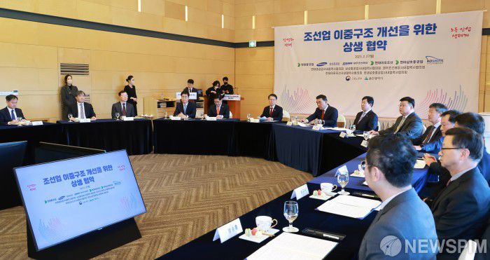 [서울=뉴스핌] 이정식 고용노동부 장관 이 27일 오전 울산 현대중공업 영빈관에서 열린 '조선업 노동시장 이중구조 개선을 위한 상생 협약 체결식'에서 참석해 있다. 이날 체결식에는 협약 체결의 주요 당사자인 조선 5사 원청사 대표 및 협력업체 대표(각 5명), 이정식 고용노동부 장관, 김두겸 울산시장 등이 참석했다. [사진= 고용노동부 ] 2023.02.27 photo@newspim.com