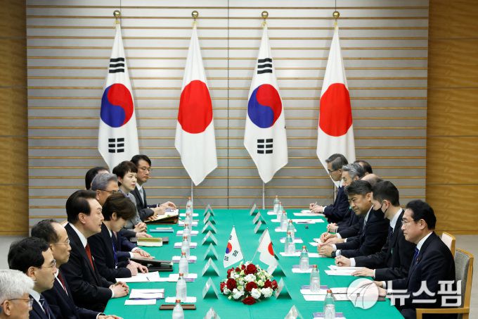 윤석열 대통령과 기시다 일본 총리가 정상회담을 갖고 있다. [사진=로이터]