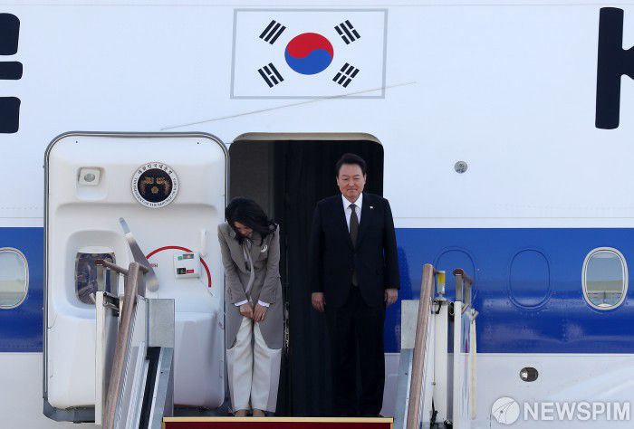 [성남=뉴스핌] 정일구 기자 = 일본 순방길에 나선 윤석열 대통령과 부인 김건희 여사가 16일 오전 경기 성남시 서울공항에서 공군 1호기에 올라 환송객들에게 인사를 하고 있다. 윤 대통령은 이날 1박 2일 일정으로 일본을 방문해 기시다 후미오 총리와 정상회담을 갖고 한일관계 정상화 방안을 논의할 예정이다. 2023.03.16 mironj19@newspim.com