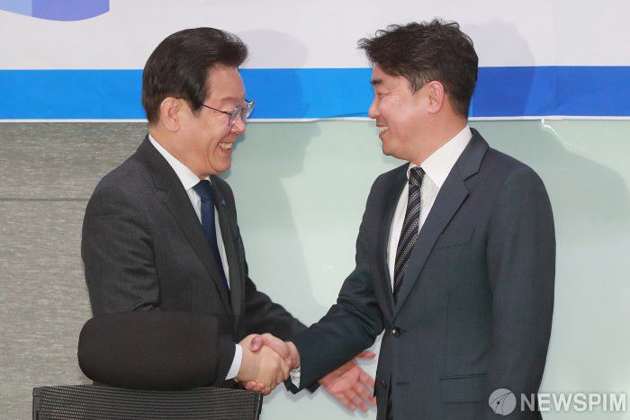 [서울=뉴스핌] 이형석 기자 = 이재명 더불어민주당 대표(왼쪽)와 강훈식 더좋은미래 대표가 15일 오후 서울 여의도 국회 의원회관에서 만나 악수를 하고 있다. 2023.03.15 leehs@newspim.com