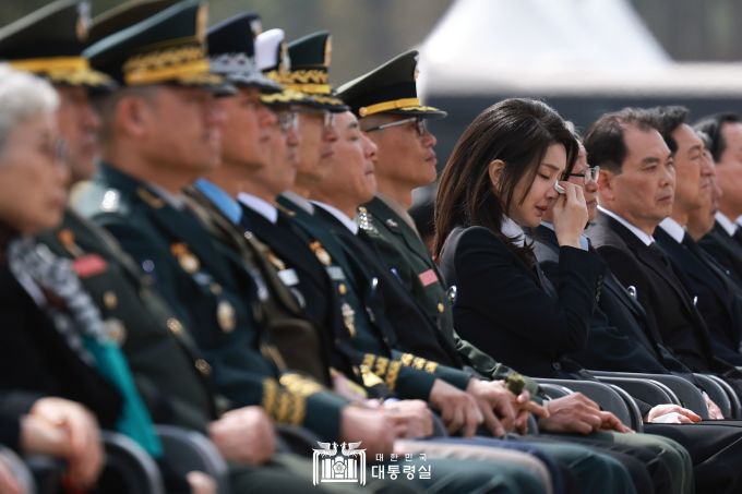 윤석열 대통령이 지난 3월 23일 서해 수호의 날 기념식에서 연평해전과 연평도 포격 도발, 천안함 피격으로 전사한 장병들의 이름을 일일이 호명하면서 울컥하자 부인 김건희 여사가 눈물을 훔치고 있다.  [사진=대통령실]