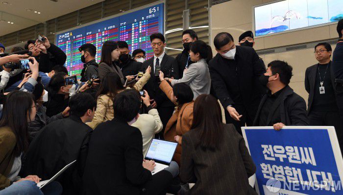 [영종도=뉴스핌] 황준선 기자 = 전두환 일가 비자금 의혹 등을 폭로한 손자 전우원 씨가 28일 오전 인천공항 2터미널을 통해 입국,  마약투약 혐의 등으로 체포돼 서울경찰청 마약범죄수사대로 압송 전 취재진의 질문에 답하고 있다. 2023.03.28 hwang@newspim.com