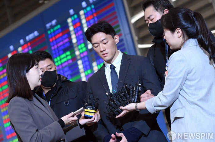 [영종도=뉴스핌] 황준선 기자 = 전두환 일가 비자금 의혹 등을 폭로한 손자 전우원 씨가 28일 오전 인천공항 2터미널을 통해 입국,  마약투약 혐의 등으로 체포돼 서울경찰청 마약범죄수사대로 압송 전 취재진의 질문에 답하고 있다. 2023.03.28 hwang@newspim.com