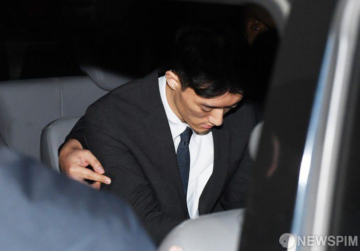 [영종도=뉴스핌] 황준선 기자 = 전두환 전 대통령 일가의 비자금 의혹 등을 폭로한 손자 전우원씨(27)가 28일 오전 인천 중구 인천국제공항 제2여객터미널에서 마약 투약 혐의로 경찰에 체포돼 호송차에 오르고 있다.  전씨는 뉴욕에 체류하던 지난 13일부터 SNS와 유튜브, 언론 인터뷰를 통해 일가의 비자금 의혹 등을 폭로하고 본인과 지인들이 마약사범이라고 밝혔다. 2023.03.28 hwang@newspim.com