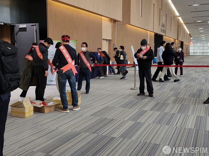 [인천=뉴스핌] 방보경 기자 = 28일 오전 9시 인천 연수구 송도컨벤시아 2층 회의실에서 셀트리온 주주총회가 진행되기 전 주주연대가 마스크를 나눠주고 있다. 2023.3.28. hello@newspim.com