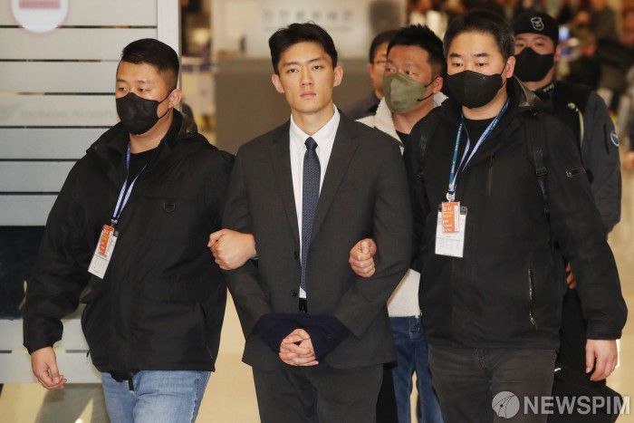 [영종도=뉴스핌] 황준선 기자 = 전두환 전 대통령의 손자인 전우원 씨가 28일 오전 인천국제공항을 통해 입국하고 있다. 전씨는 입국과 동시에 경찰에 체포, 마약류 투약 혐의 등에 대한 조사를 받을 예정이다. 2023.03.28 hwang@newspim.com