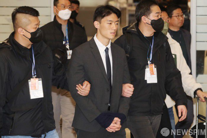[영종도=뉴스핌] 황준선 기자 = 전두환 전 대통령의 손자인 전우원 씨가 28일 오전 인천국제공항을 통해 입국하고 있다. 전씨는 입국과 동시에 경찰에 체포, 마약류 투약 혐의 등에 대한 조사를 받을 예정이다. 2023.03.28 hwang@newspim.com