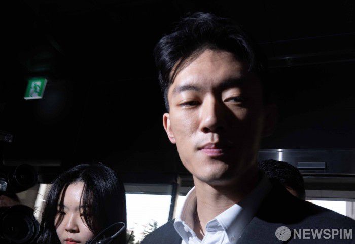[서울=뉴스핌] 윤창빈 기자 = 가족을 둘러싼 각종 의혹과 자신의 마약 투약에 대해 폭로성 발언을 해온 전직 대통령 고 전두환씨의 손자 전우원씨가 28일 오전 서울 마포구 서울경찰청 마약범죄수사대에서 수사를 받기위해 조사실로 향하고 있다. 2023.03.28 pangbin@newspim.com