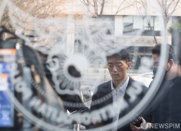 [서울=뉴스핌] 윤창빈 기자 = 가족을 둘러싼 각종 의혹과 자신의 마약 투약에 대해 폭로성 발언을 해온 전직 대통령 고 전두환씨의 손자 전우원씨가 28일 오전 서울 마포구 서울경찰청 마약범죄수사대에서 수사를 받기위해 조사실로 향하며 취재진의 질문에 답변하고 있다. 2023.03.28 pangbin@newspim.com