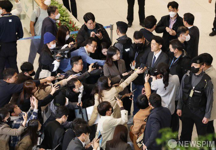 [영종도=뉴스핌] 황준선 기자 = 전두환 전 대통령의 손자인 전우원 씨가 28일 오전 인천국제공항을 통해 입국하며 취재진의 질문에 답변하고 있다. 전씨는 입국과 동시에 경찰에 체포, 마약류 투약 혐의 등에 대한 조사를 받을 예정이다. 2023.03.28 hwang@newspim.com