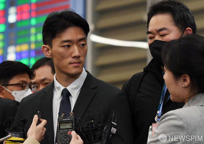 [영종도=뉴스핌] 황준선 기자 = 전두환 일가 비자금 의혹 등을 폭로한 손자 전우원 씨가 28일 오전 인천공항 2터미널을 통해 입국,  마약투약 혐의 등으로 체포돼 서울경찰청 마약범죄수사대로 압송 전 취재진의 질문에 답하고 있다. 2023.03.28 hwang@newspim.com