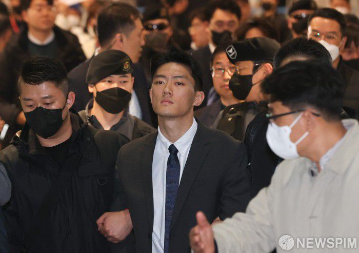 [영종도=뉴스핌] 황준선 기자 = 전두환 전 대통령의 손자인 전우원 씨가 28일 오전 인천국제공항을 통해 입국하고 있다. 전씨는 입국과 동시에 경찰에 체포, 마약류 투약 혐의 등에 대한 조사를 받을 예정이다. 2023.03.28 hwang@newspim.com
